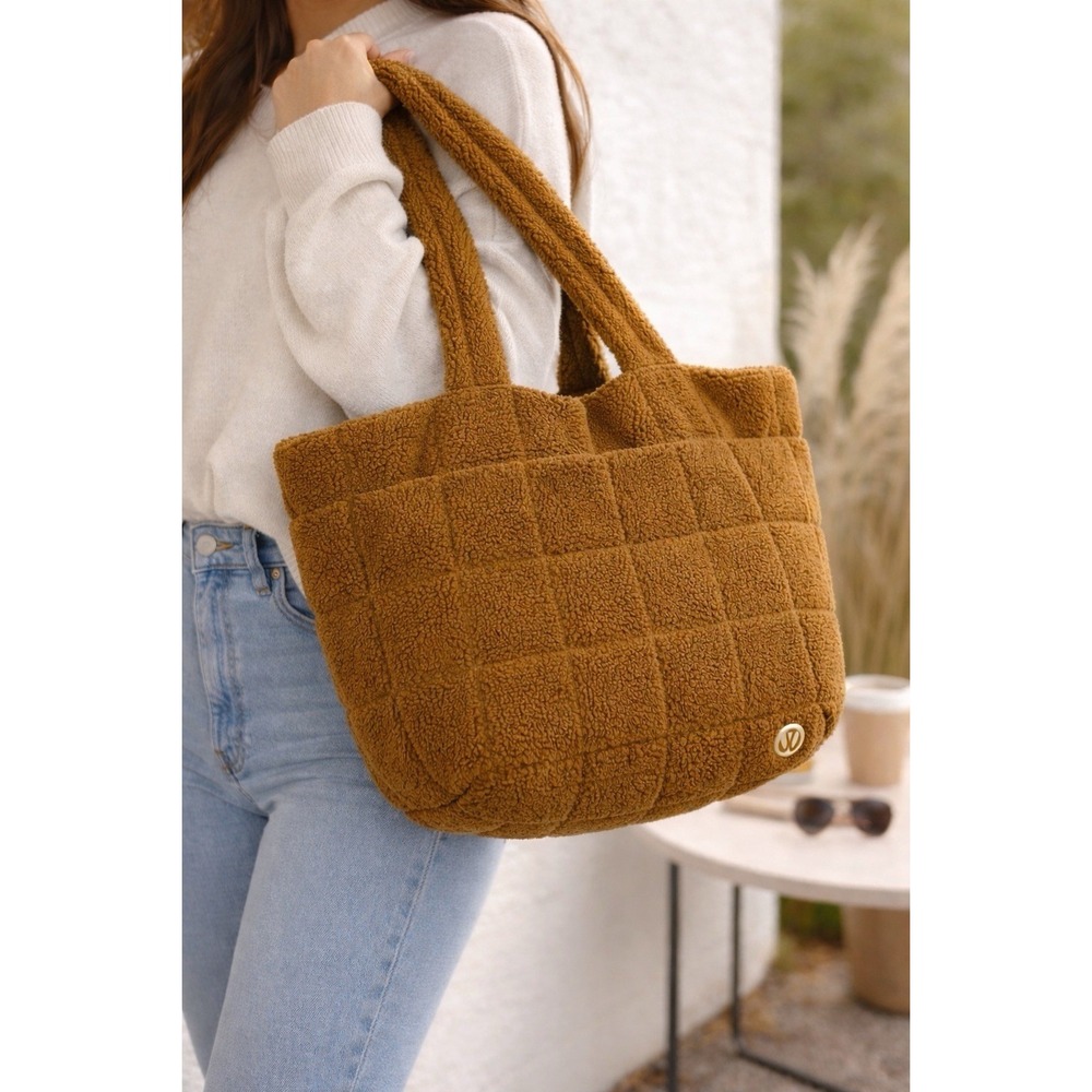 Lululemon Quilted‎ Grid 26L Large Tote Grid Bag Fleece Burnt Caramel Brown EUC